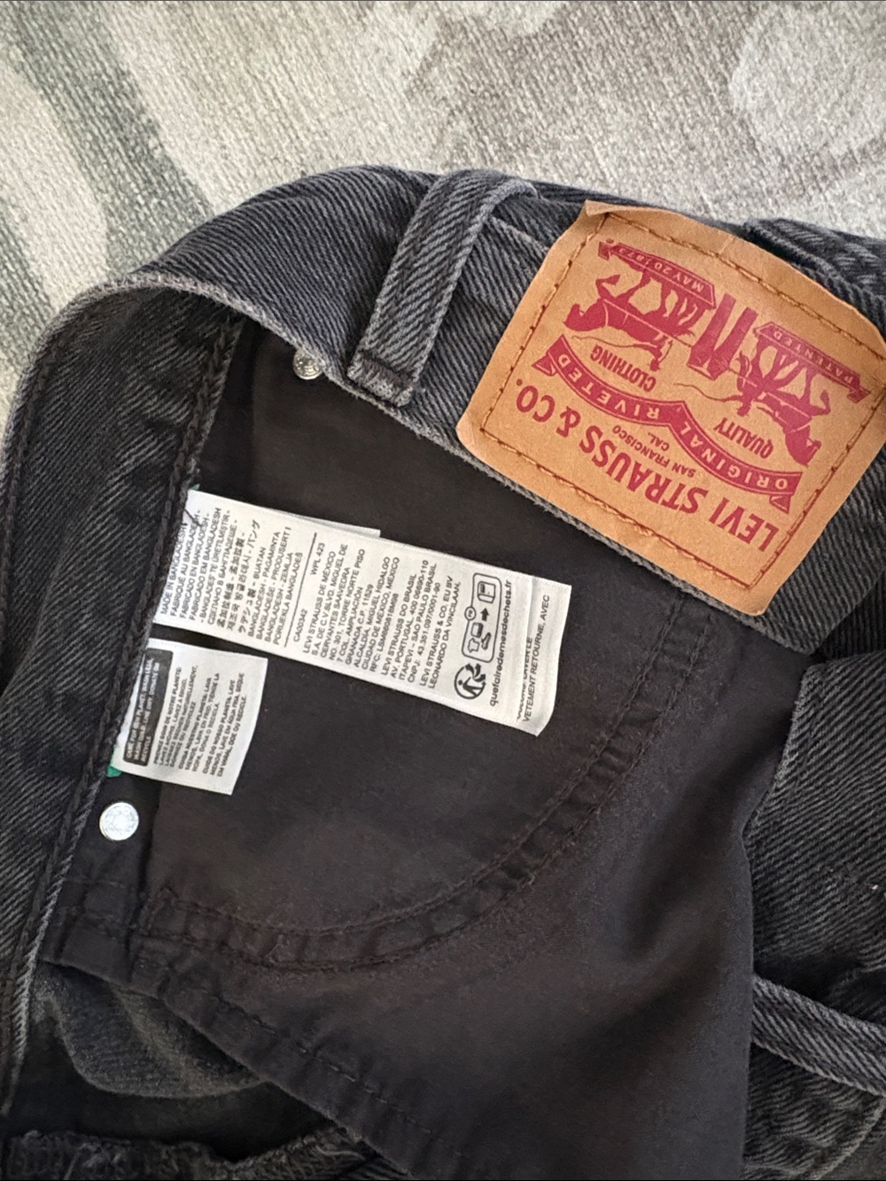 Levi's Black women’s Denim Shorts with Signature Patch - Picture 4 of 4